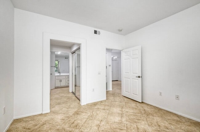 Building Photo - Newly Remodeled - Stunning 2 Bedroom, 2 Ba...