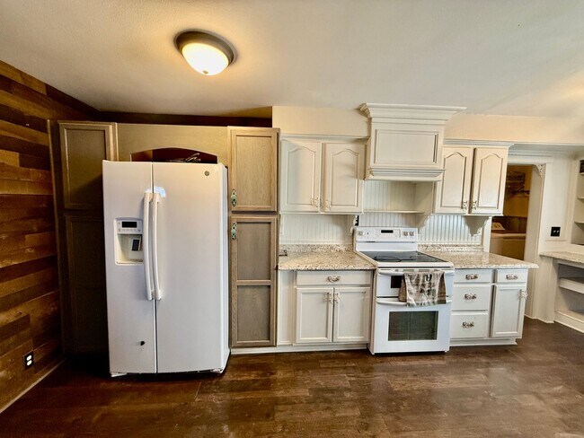 Building Photo - 4-BR Home with Horse Privileges in Apple Valley