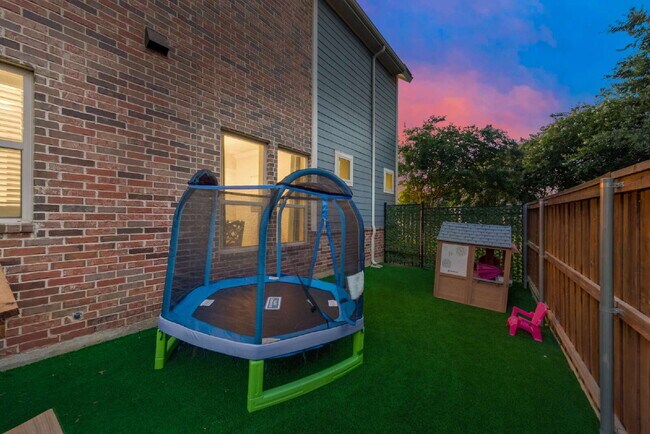 Building Photo - Welcome to your new 5 Bed-4 Bath home in t...