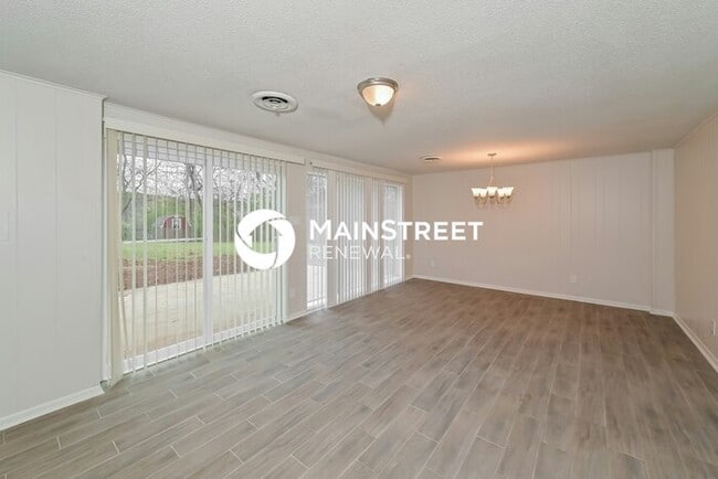 Building Photo - 4 Bedroom Pet-Friendly Home in KNOXVILLE, TN with Main Street Renewal