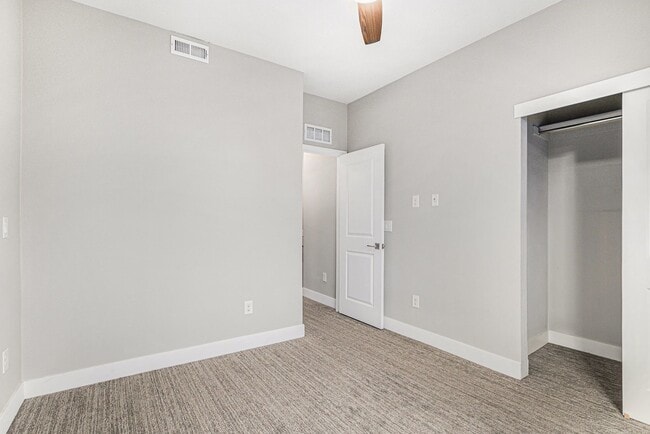 Building Photo - 1 Bed 1.5 Bath Townhome in West Highland Available!