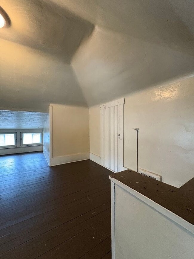 Building Photo - Three bedroom one bathroom home for rent