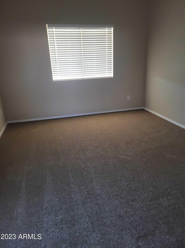 Building Photo - 1679 N La Fresa Dr