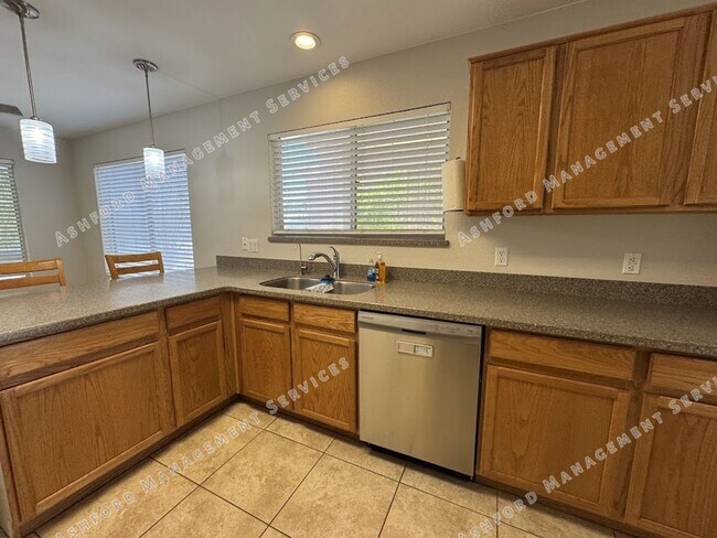 Building Photo - 3 BEDROOM WITH NO CARPET/LARGE YARD