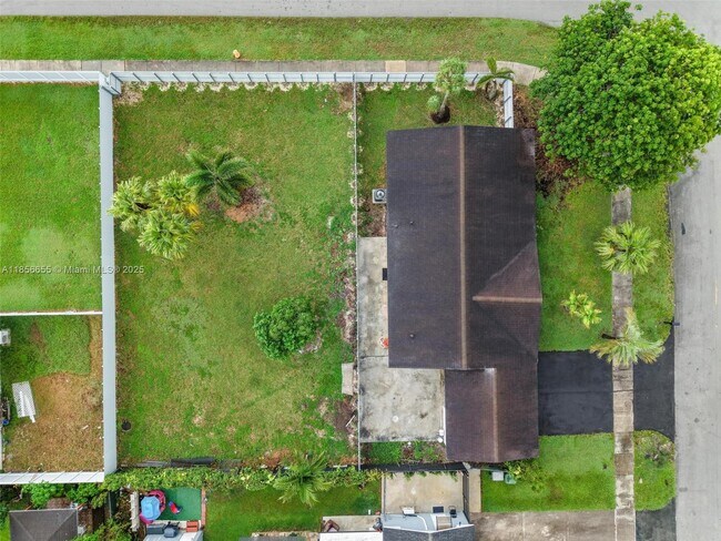 Building Photo - 1621 NW 13th Ave
