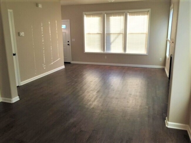 Building Photo - 5bed/3.5 bath Home