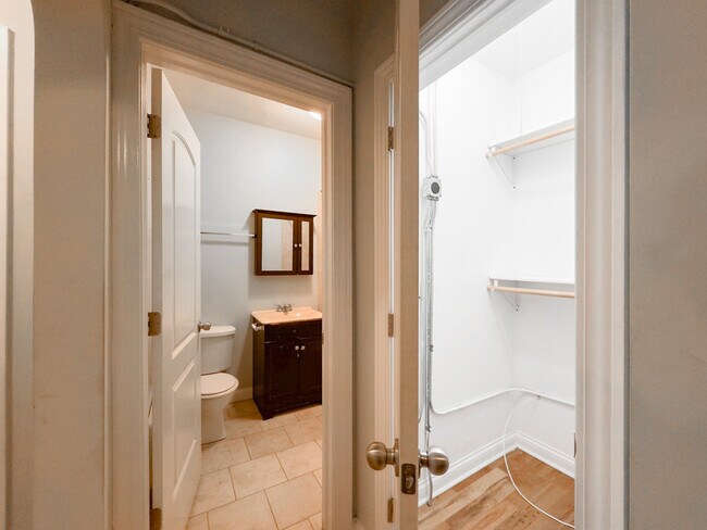 Building Photo - 4424 N Wolcott Ave