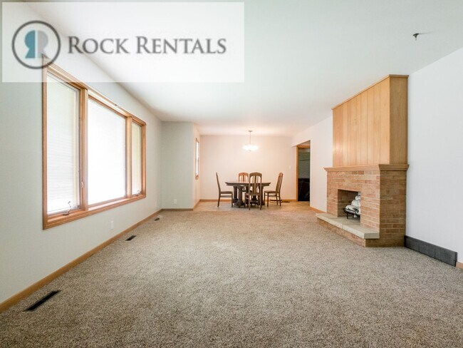 Building Photo - 4 Bed 2 Bath in Arlington