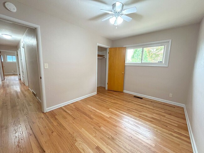 Building Photo - 1550 Corina Dr SE