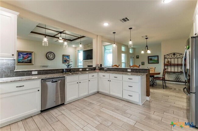 Building Photo - 8119 Green Hill Dr