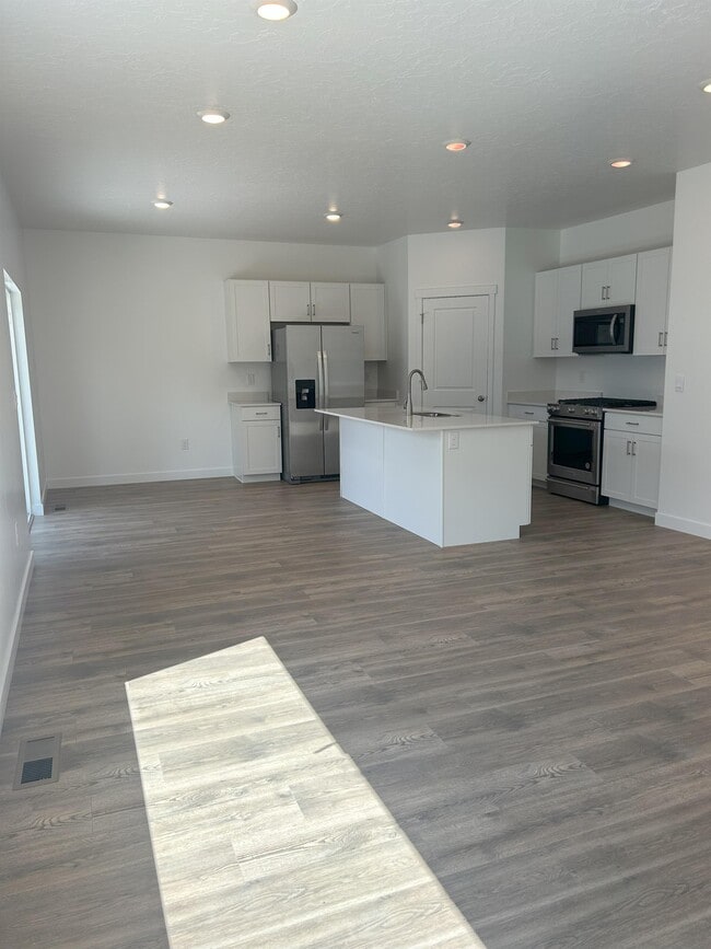 Building Photo - 613 N Pear Dr