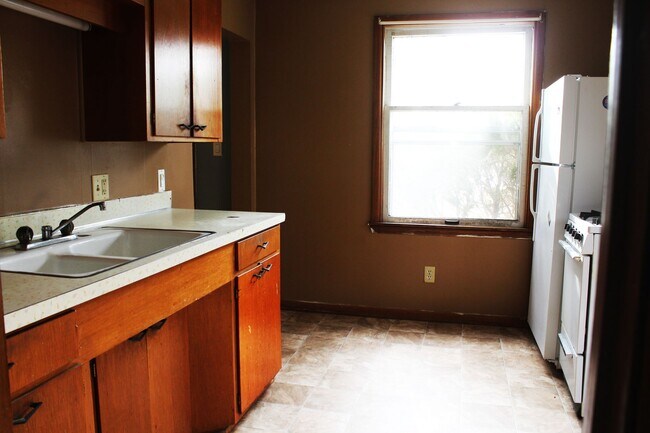 Building Photo - 2321 Iowa St - Cedar Falls