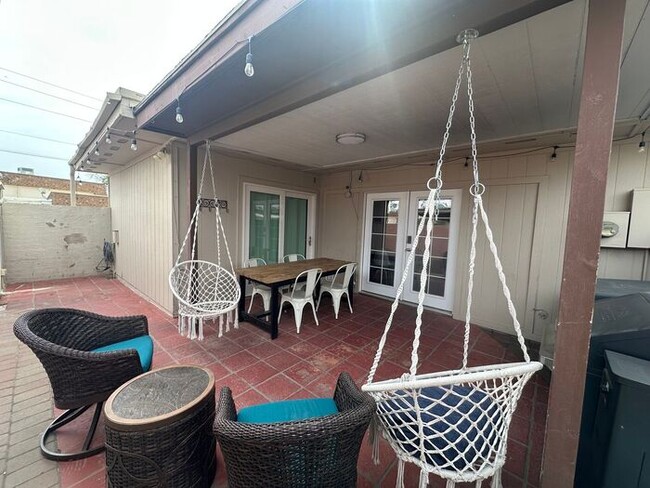 Building Photo - Furnished Optional 3 bed 2 bath Townhome