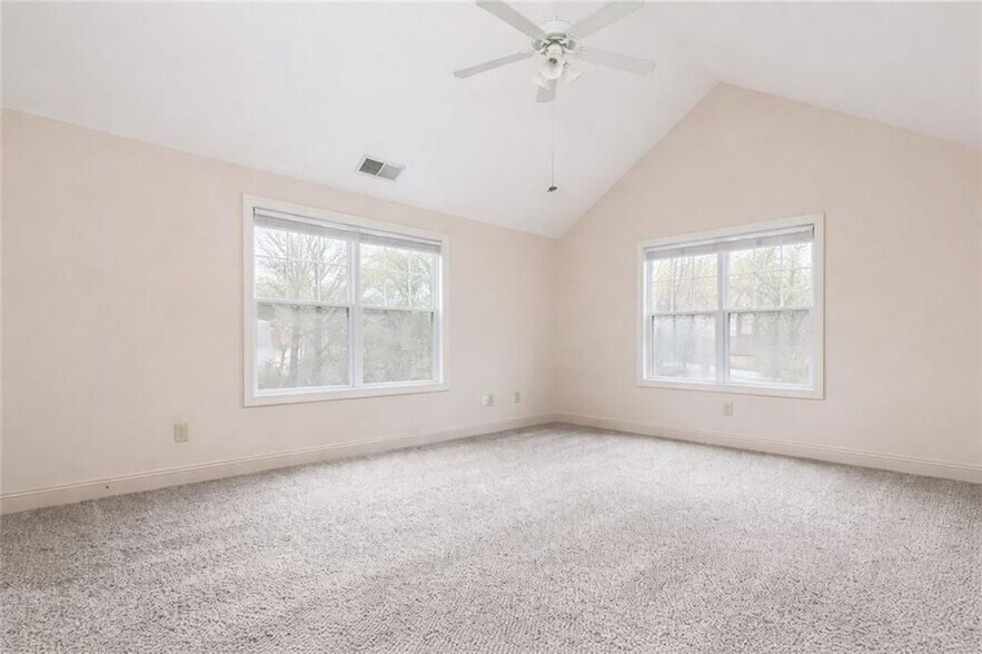 Building Photo - 804 Madison Ln S E