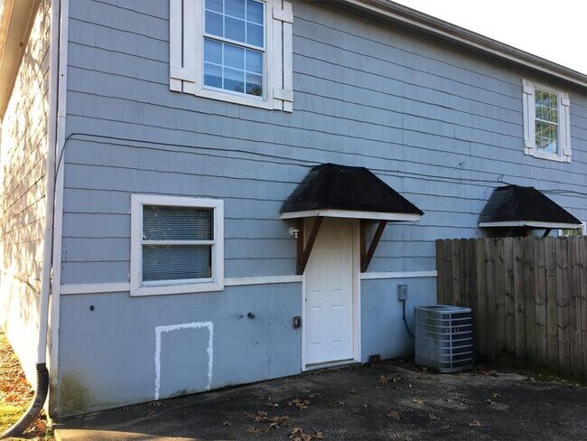 Building Photo - 700 Roberta Dr
