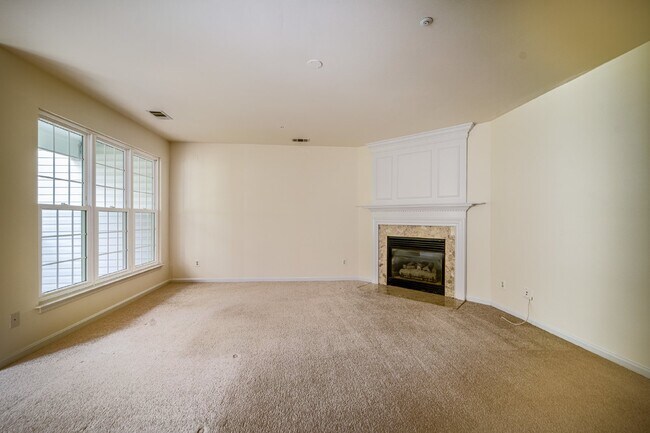 Building Photo - 2-level condo, conveniently located
