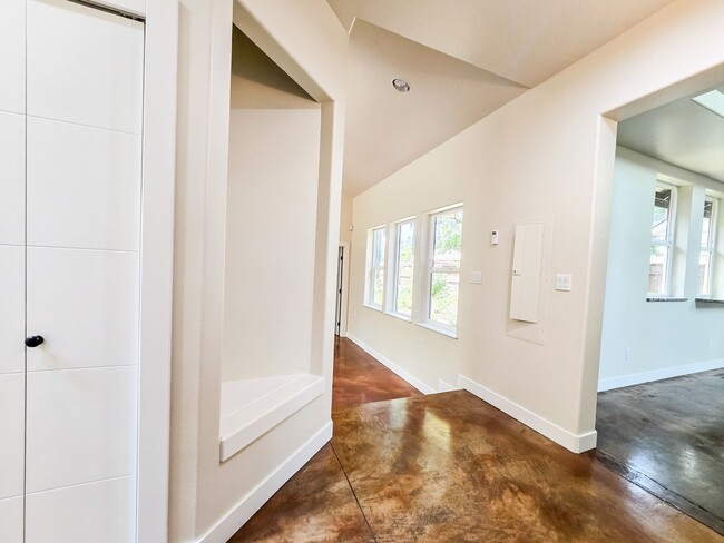 Building Photo - Spacious 3BD Rambler
