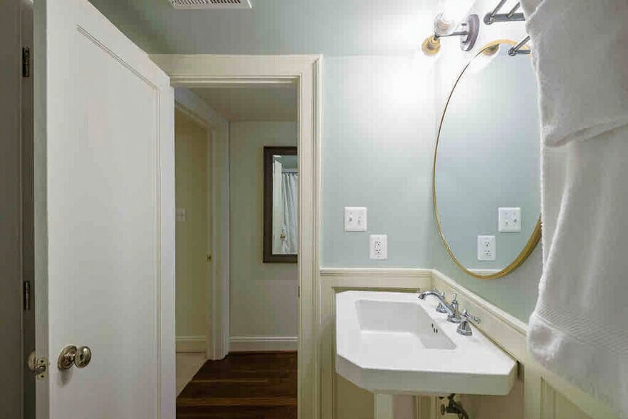 Building Photo - 2114 Bancroft Pl NW