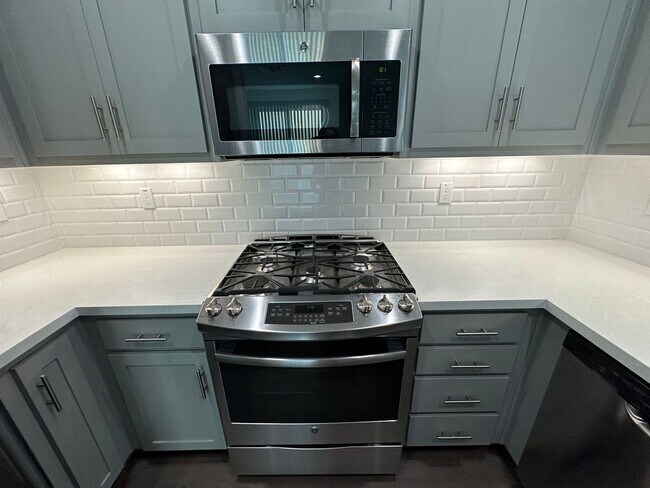 Building Photo - Charming 3 Bed / 2.5 Bath Home with Modern Upgrades