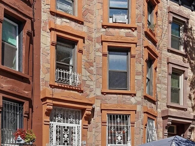 Building Photo - 161 Monroe St