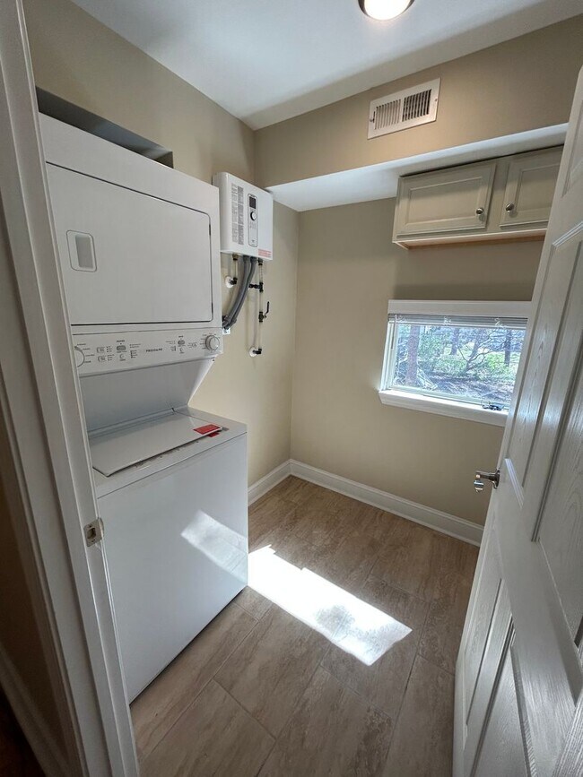 Building Photo - 2 Bedroom 1 Bath - Downtown Morganton - Anderson Place Apts.