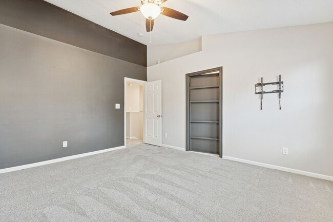 Building Photo - Hampton Townhouse-Move in Quick