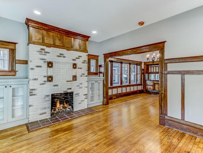 Building Photo - 419 E 3rd St