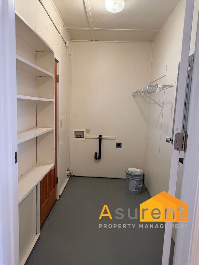 Building Photo - Refreshed 2-bedroom, 1-bath Duplex Unit in Grants Pass Available Now!