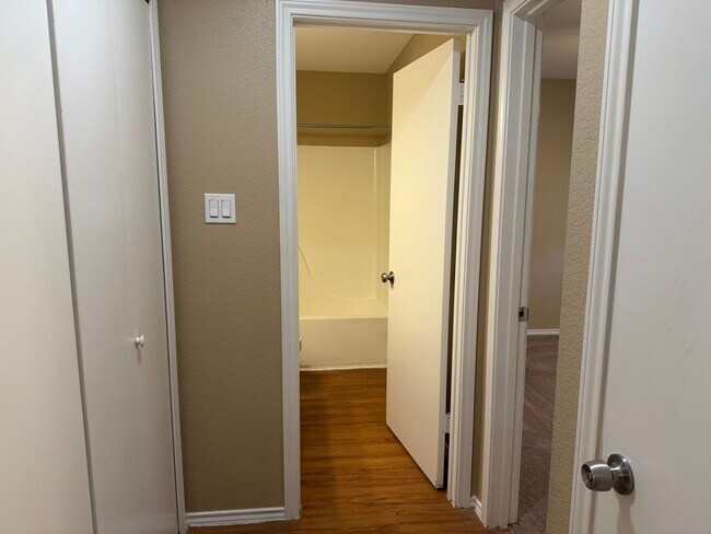 Building Photo - Spacious Apartment for Rent in Universal City