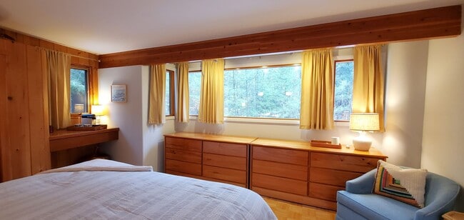 Building Photo - 2 Bedroom Extended Stay in Williamsburg with Low Off-Season Rates!