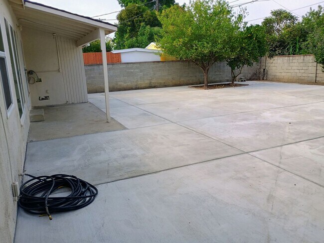 Building Photo - Arleta 3+2 w/walk-in closet, backyard + 2 ...