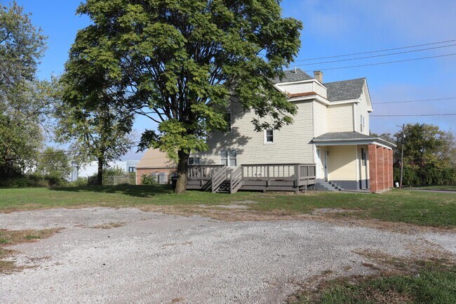 Building Photo - 2233 Groveport Rd