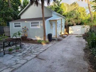 Large driveway, off street parking - 3050 York St S