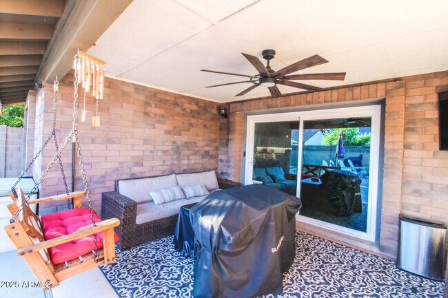 Building Photo - 907 E San Remo Ave