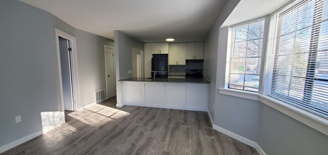 Building Photo - Beautifully Upgraded 1-Bedroom Condo in Downtown Traverse City