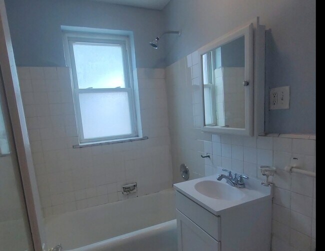Building Photo - 1061 W Rosemont Ave