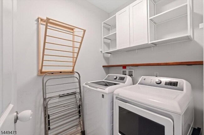 Building Photo - 121 Sequoia Dr