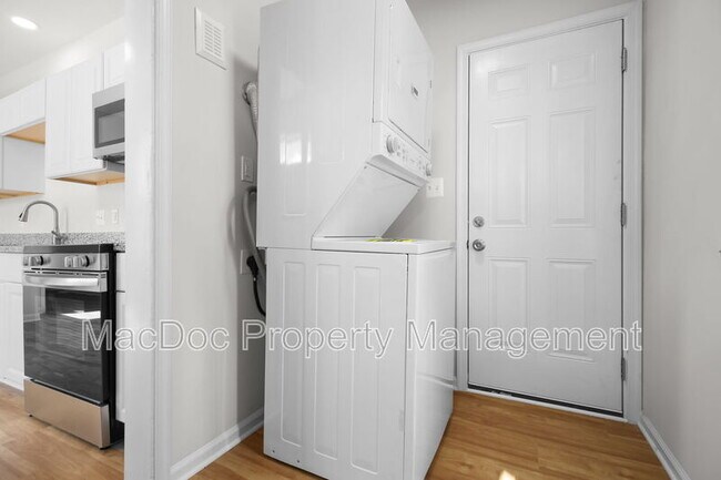 Building Photo - 1424 William St