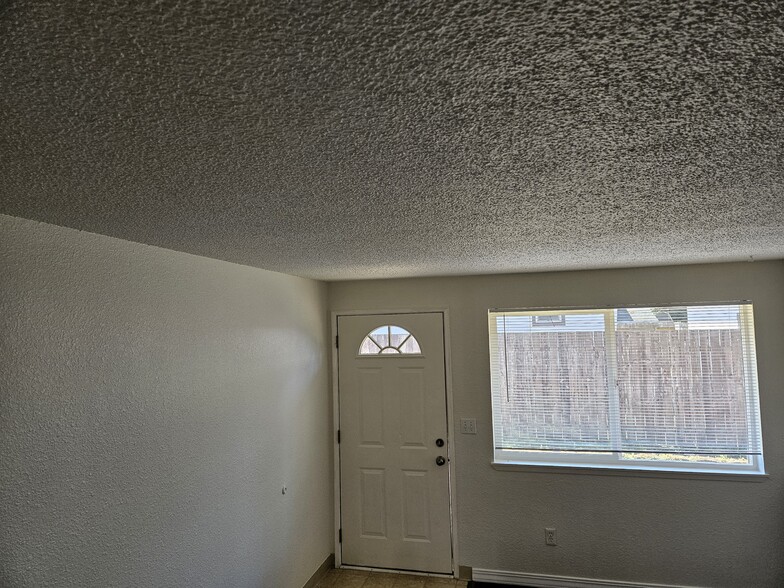 living room - 3204 W St