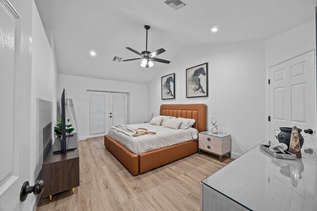 Building Photo - 2400 Seaford Dr