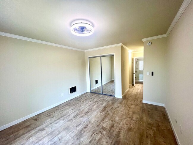 Building Photo - Newly Renovated 3rd Floor with View - One ...