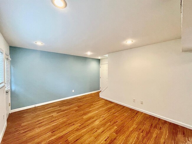 Building Photo - 608 Franklin Blvd