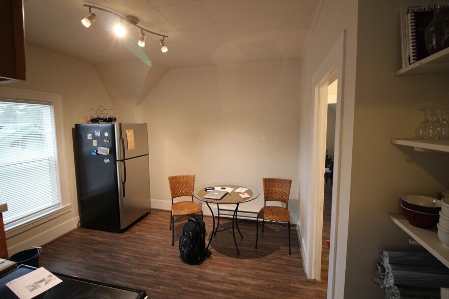 Dining area in kitchen - 204 Northeast 5th Avenue