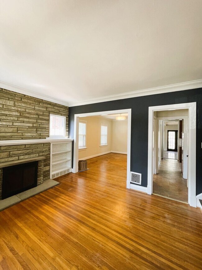 Building Photo - AVAILABLE NOW - Beautiful corner house in Webster Groves across the street from Avery Elementary!