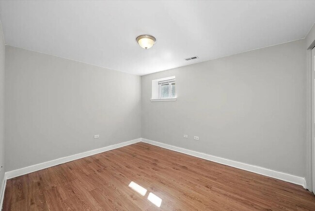 Building Photo - Charming 2BR Garden Unit in Bronzeville