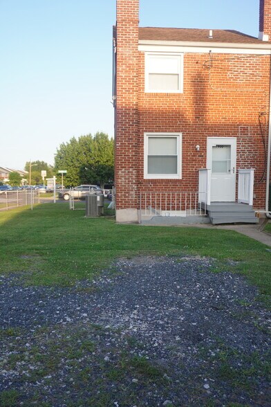 Building Photo - 1900 Ewald Ave