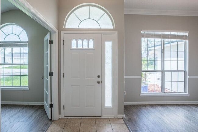 Building Photo - Stunning home in desirable neighborhood