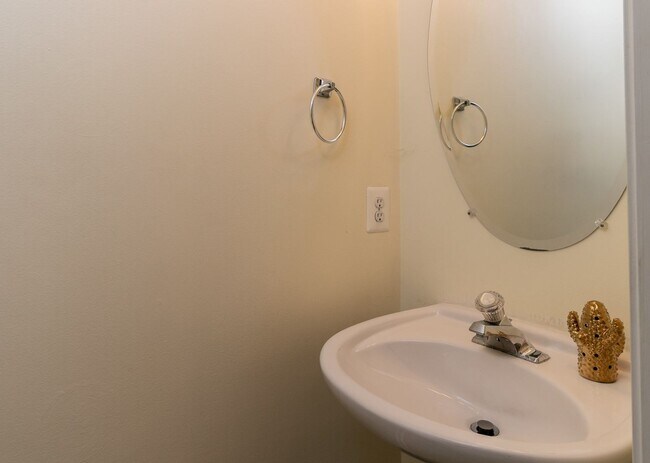 Building Photo - Spacious, well-kept 3 bedroom N Raleigh townhome with fenced back area!