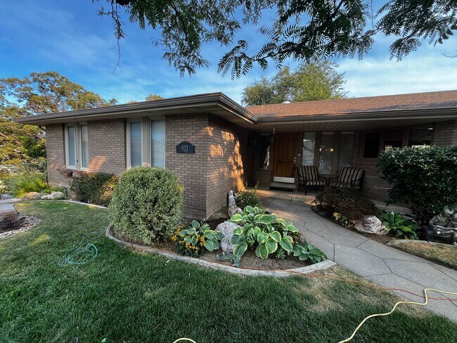 Building Photo - Beautiful 5 Bedroom/4 Bathroom in Bountiful