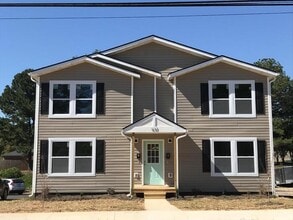 Building Photo - Beautiful 4 bedroom 2.5 bath townhome